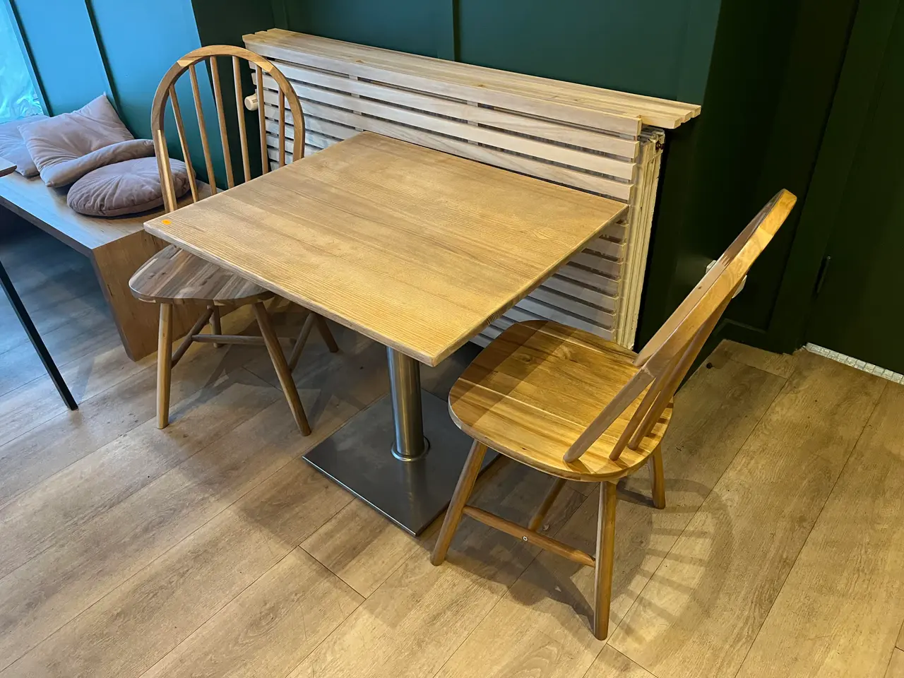 Billede 6 - Cafe bord sæt m. 2 Stk. Stole i træ.