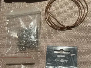 Perler, lædersnor og andet til smykkefremstilling