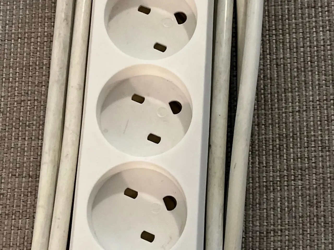 Billede 5 - Hvid stikdåse med 6 udtag og afbryder