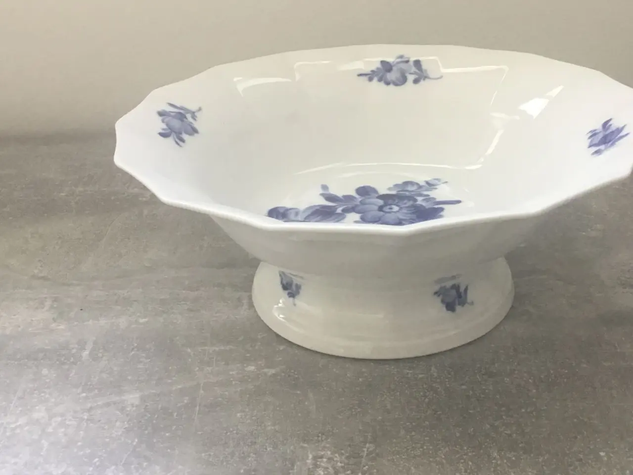 Billede 1 - Royal copenhagen blå blomst . Kantet skål på fod .