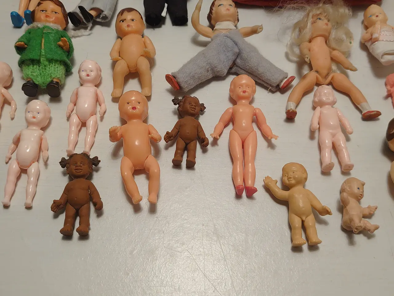 Billede 4 - 32 stk små vintage dukker samt dukkelift.