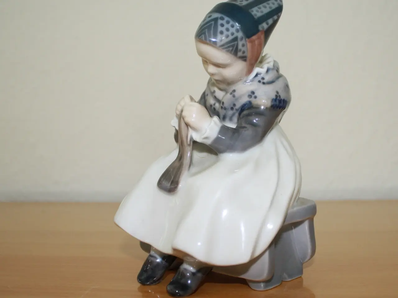 Billede 3 - Amagerpige, figur fra Royal Copenhagen