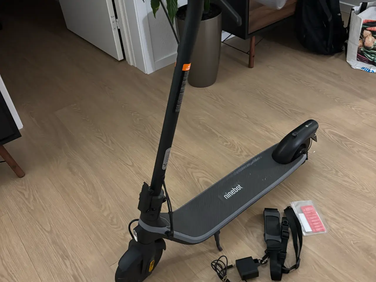 Billede 2 - Næsten ny Segway Ninebot E2 el løbehjul Lovlig