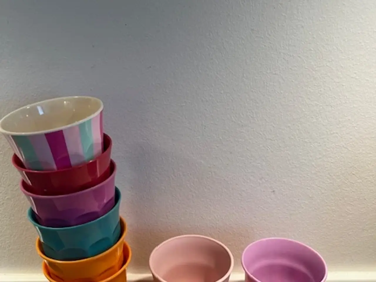 Billede 4 - Farverige Melaminkopper (8 store og 2 små)