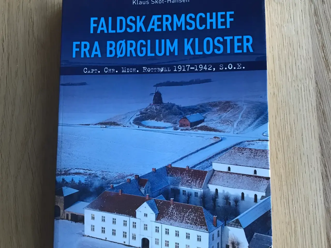 Billede 1 - Faldskærmschef fra Børglum Kloster