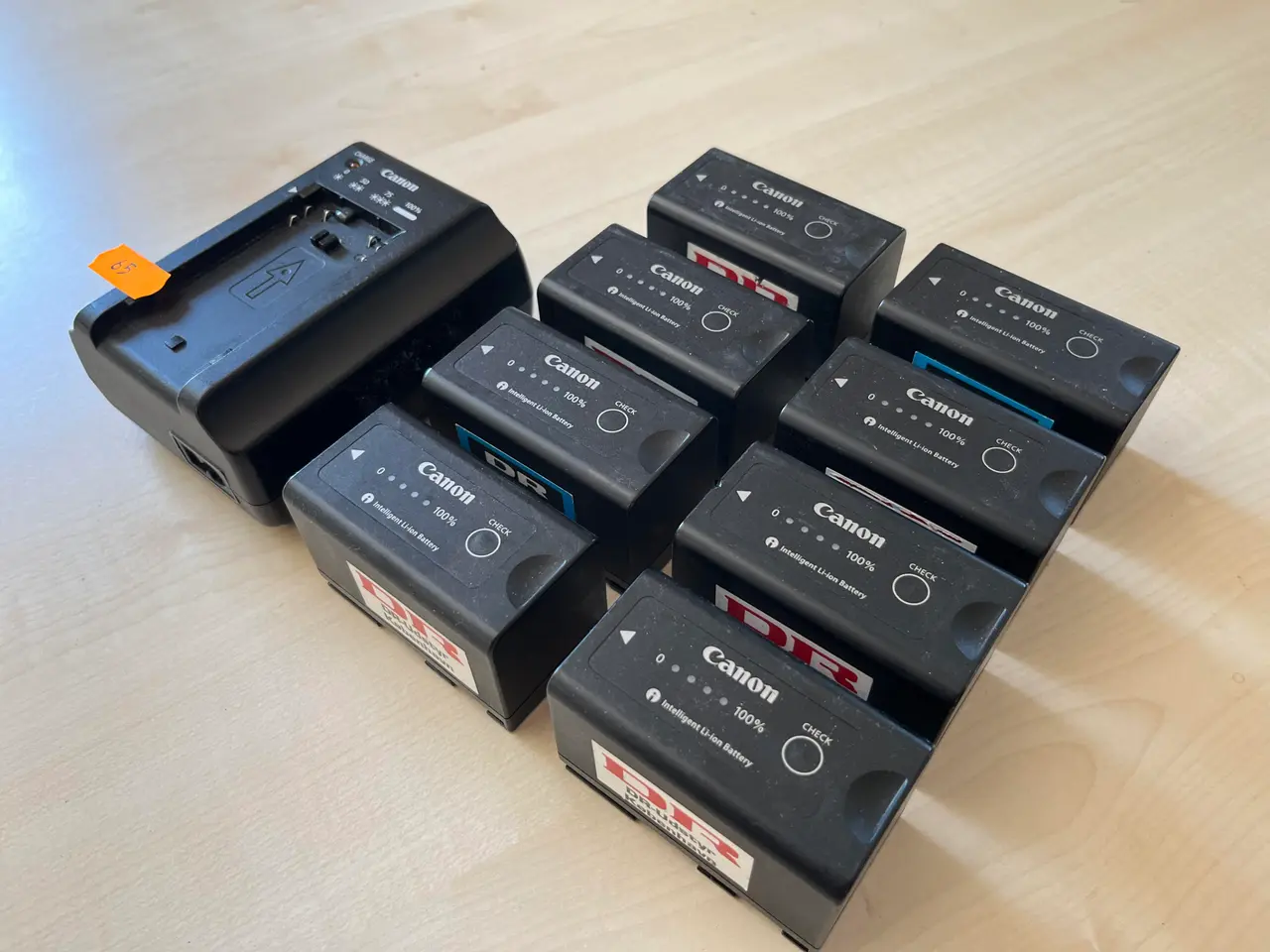 Billede 2 - Oplader og 8. Stk. Canon batterier