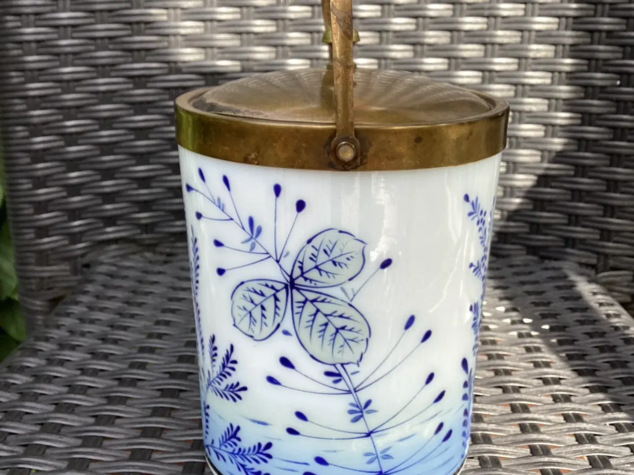 Billede 4 - Fin ældre kiksespand i opaline glas med blå glasur