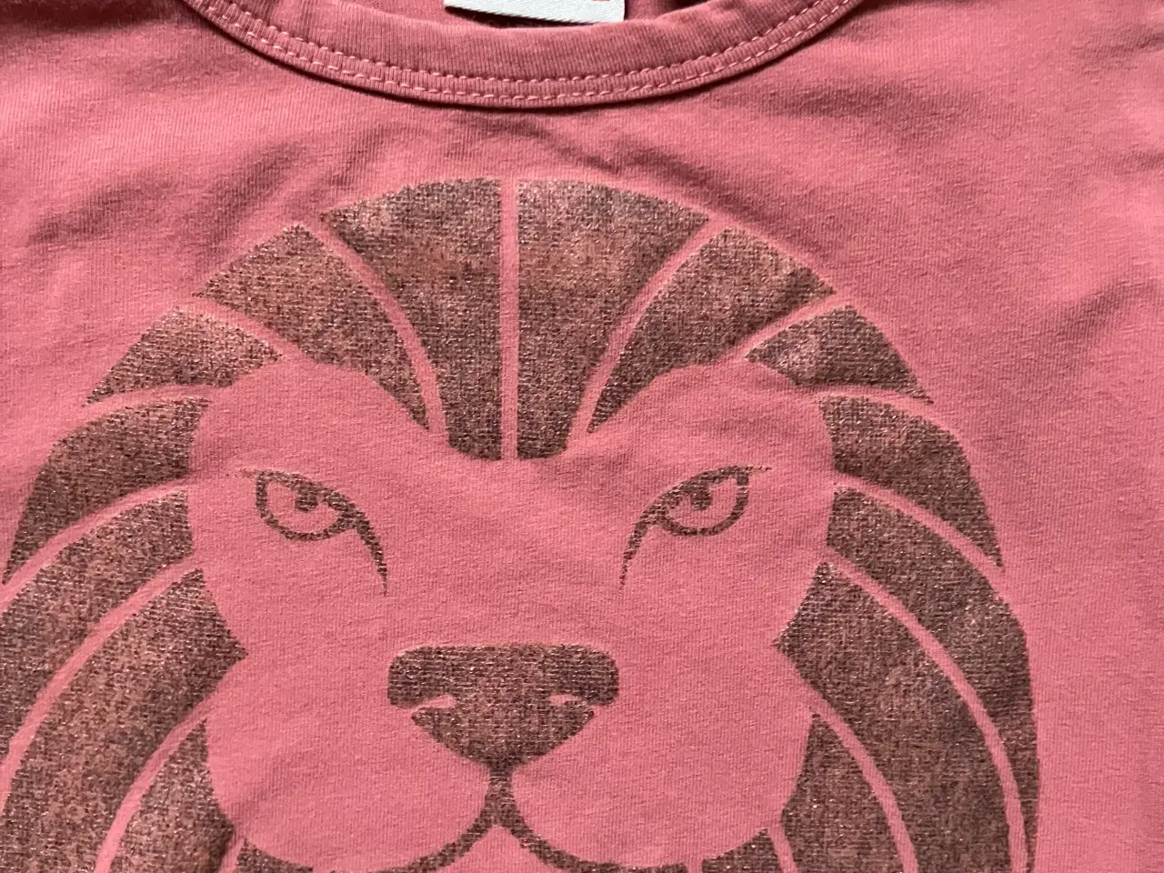 Billede 3 - Dyb Rosa kjole fra Danefæ/Dyr, med løvehoved, 2 år
