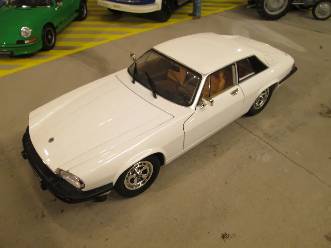 Billede 3 - Modelbil Jaguar Xjs Road Signature 1:18