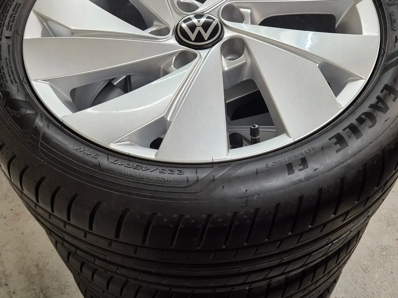 Billede 2 - VW ORIGINAL ALUFÆLGE MED NYE SOMMERDÆK 5x112