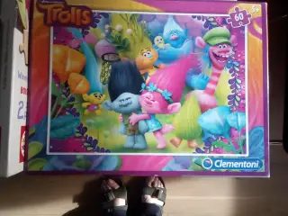 Puslespil med enten Pippi, Peter Plys elle Trolls