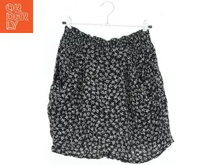 Sort nederdel med blomsterprint fra H&M (str. 128)
