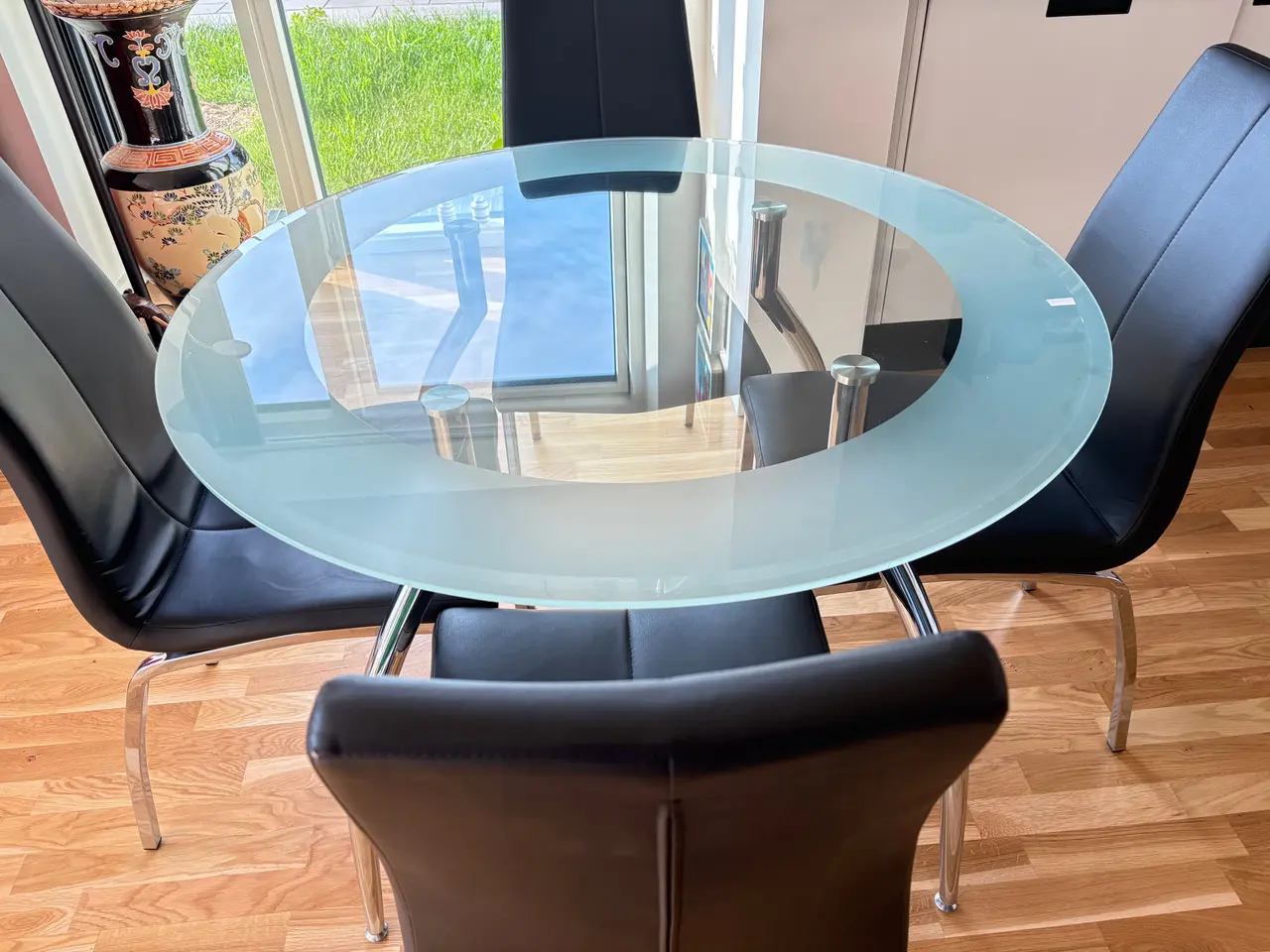 Billede 3 - Glasbord med 4 sorte stole 