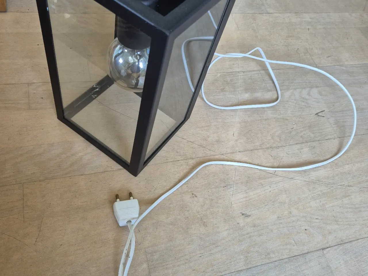 Billede 1 - Dekorativ lampe i sort metal og glas 💡