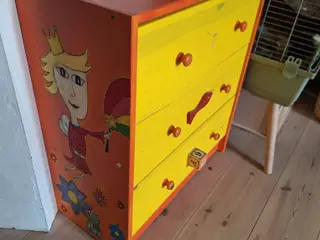 Træreol malet med børnemotiver