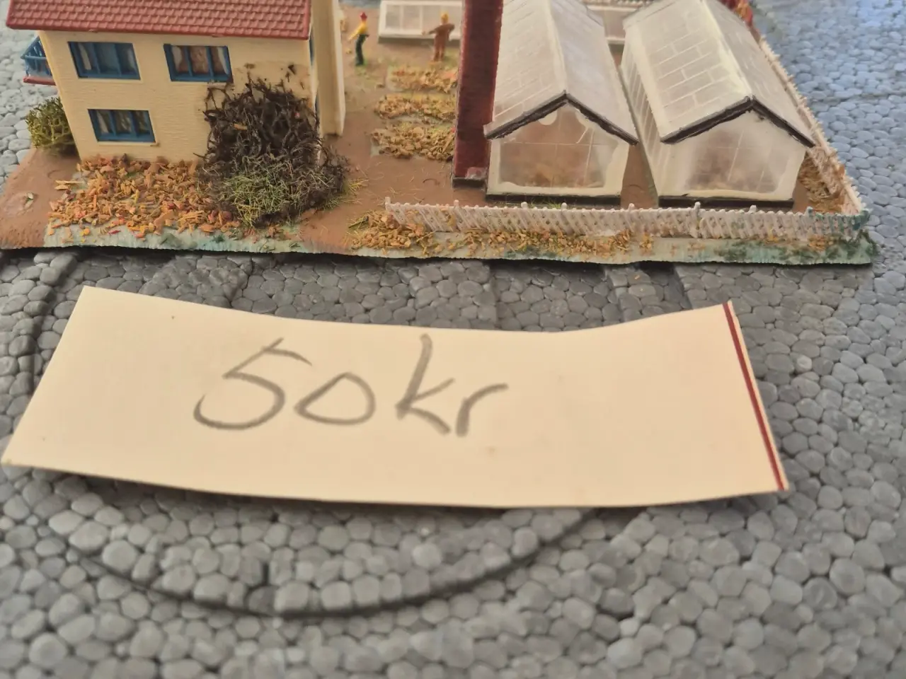 Billede 1 - Forskellige modelhuse og 1 lokomotiv