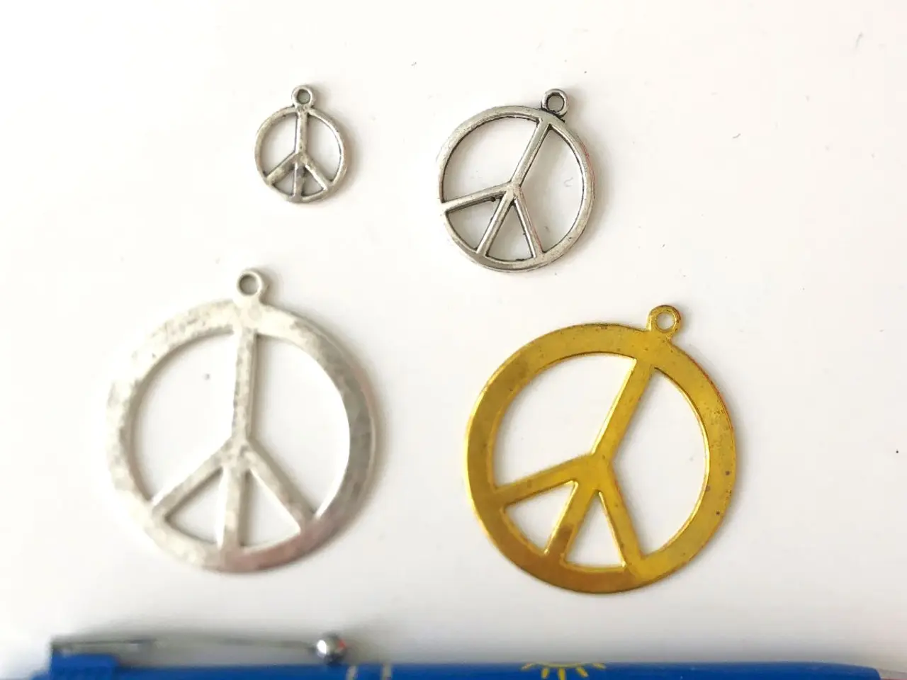 Billede 10 - Peace . Fred . Charms i guld- eller sølv-farve