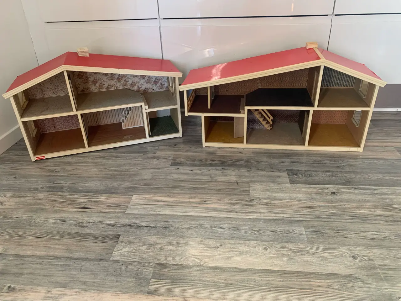 Billede 1 - 4. Stk Lundby dukkehus og et Lisa dukkehus.