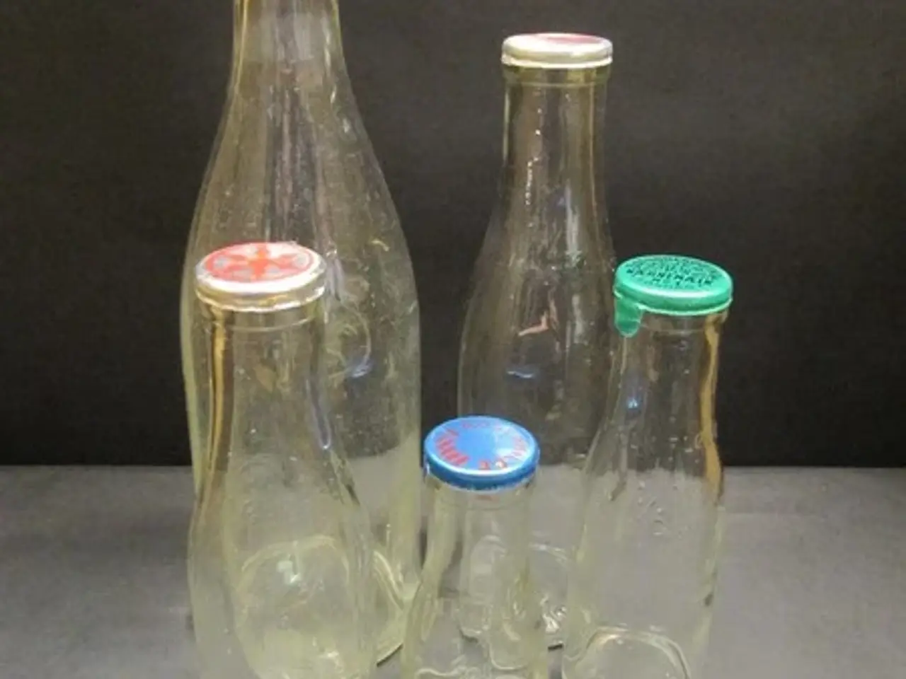 Billede 1 - Mælkeflasker Klare - Fællesflasken lavet fra 1930 - 1/1 L.- 1/2 L. - 1/4 L - 1/5 L- 1/10 L- Kompelt sæt med orginale kapsler - Alle uden skår.