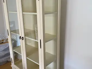 Flot og rummeligt vitrineskab.