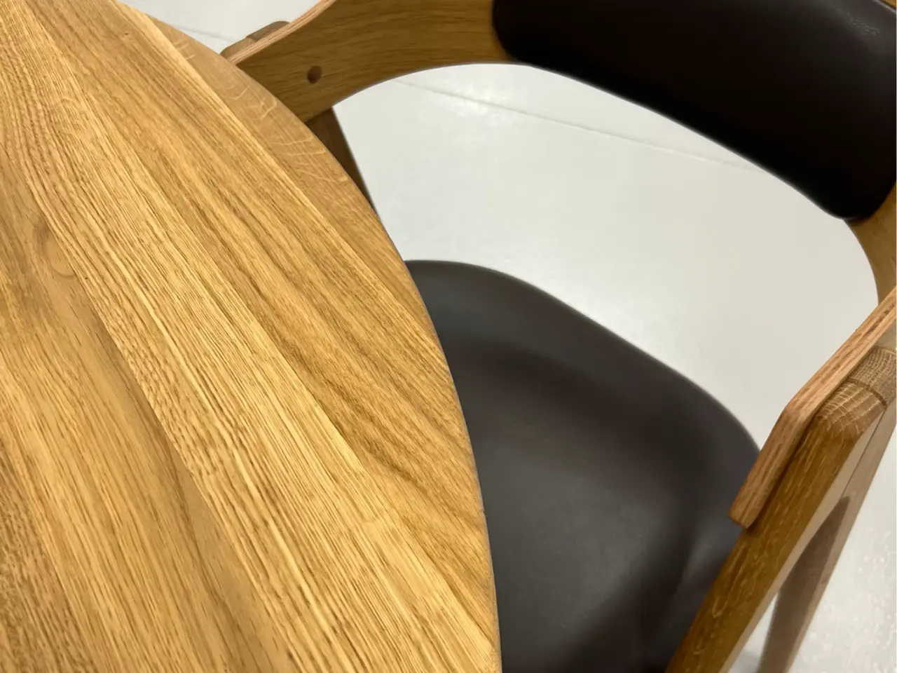 Billede 2 - Rundt spisebord + 8 stole + 2 plader. Dansk Design