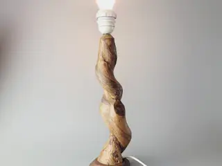Flot bordlampe i snoet træ med fod af teaktræ