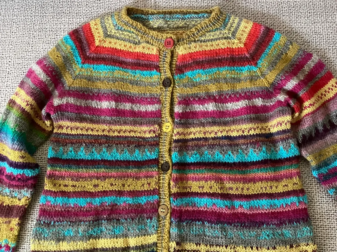 Billede 1 - Farverig cardigan.. DIY str. 104/110, 4-5 år