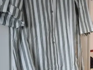 Skjorte, ny med lysegøn og hvide striber. XL