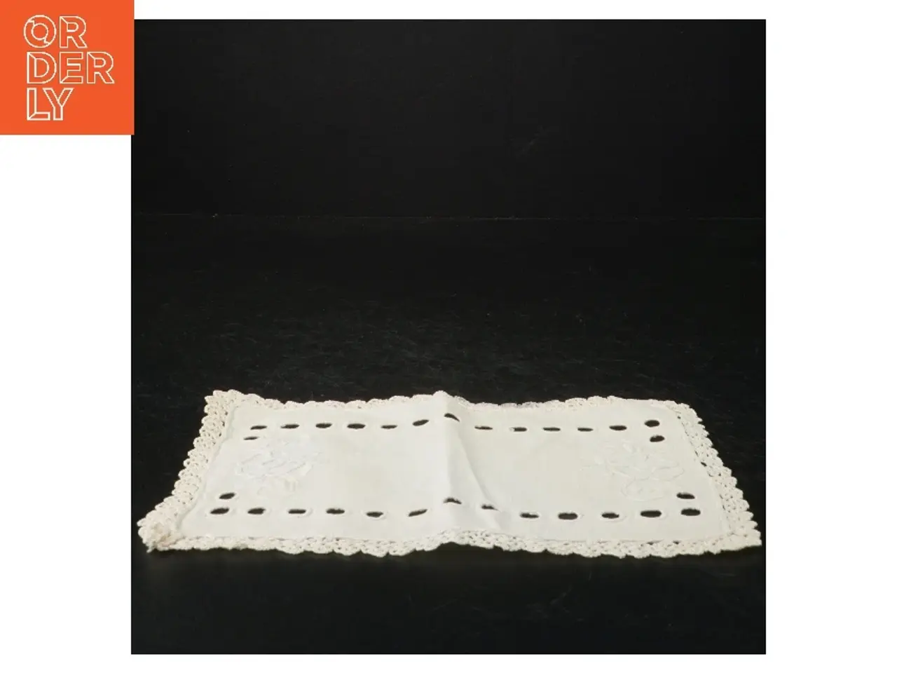 Billede 2 - Broderet dug med hæklet kant (str. 22 x. 15,5 cm)