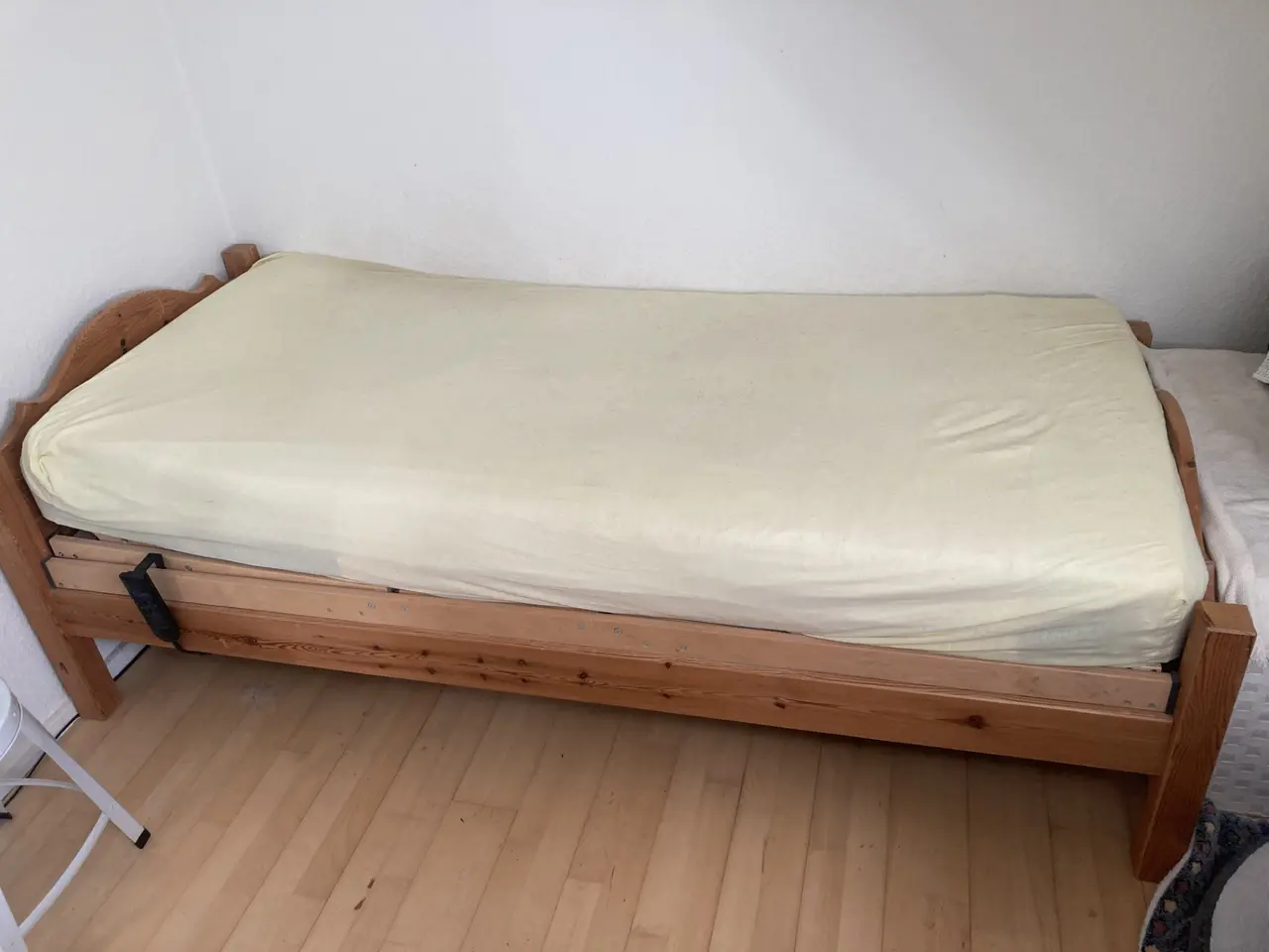 Billede 1 - God solid enkeltmandsseng 