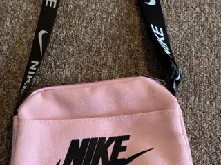 Lyserød Nike skuldertaske / crossbody taske