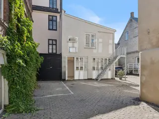 Attraktiv lejemål beliggende midt på Frederiksberg i rolig gård - udbydes nu til leje