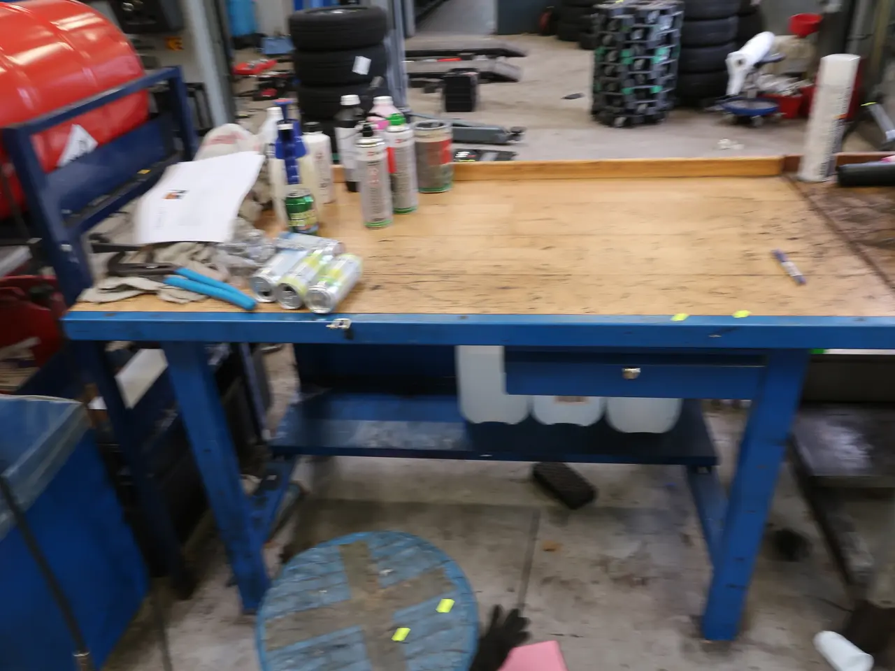 Billede 1 - Arbejdsbord med indhold