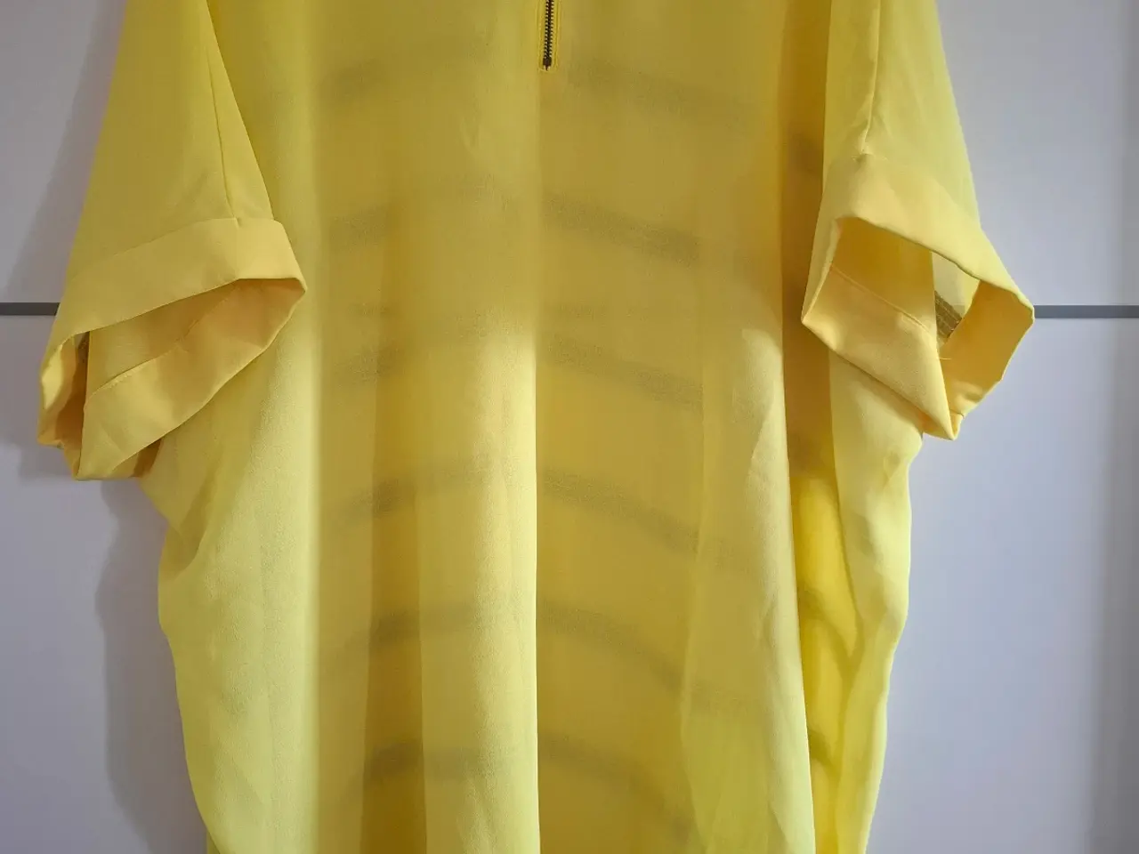 Billede 2 - Flot gul bluse med pallietter 