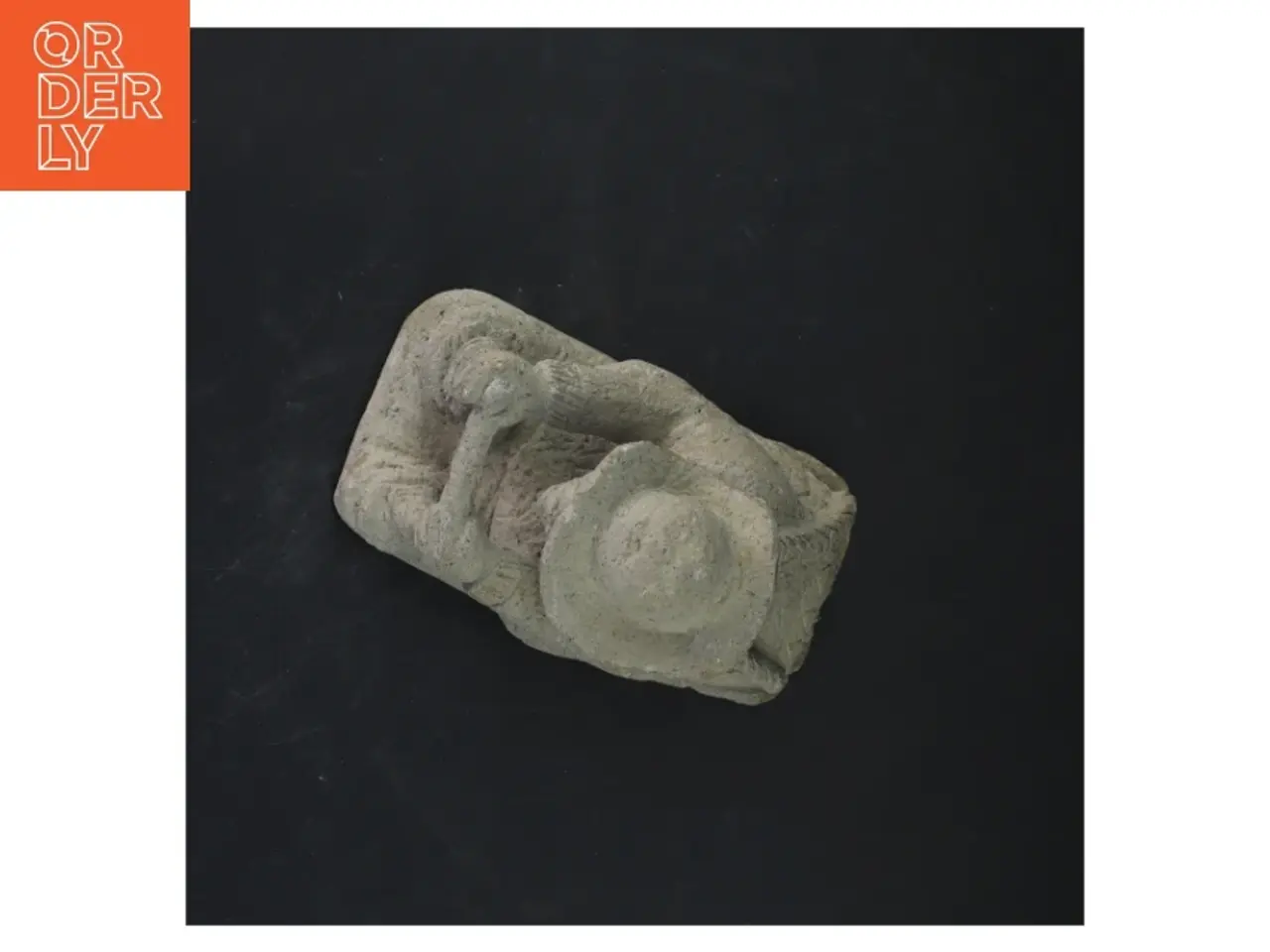 Billede 3 - Lille skulptur af figur med hat (str. 13x16x9 cm)