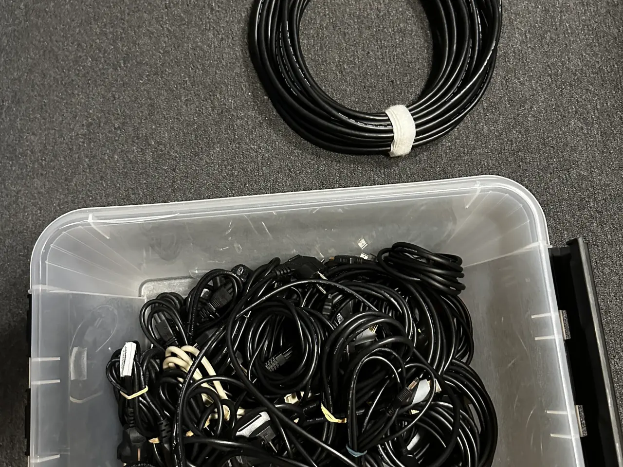 Billede 1 - USB, HDMI, POWER og andre kabler.