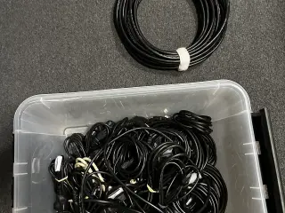 USB, HDMI, POWER og andre kabler.
