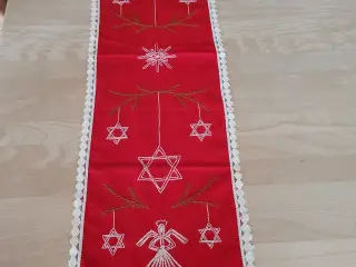 Broderet juleløber i fladsting
