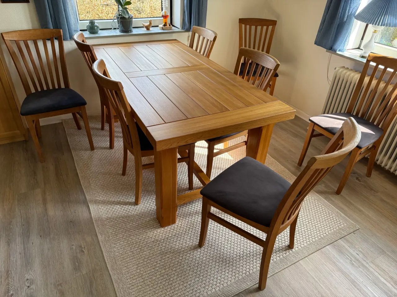 Billede 6 - Olieret spisebord egetræ med 8 stole velour sæde  