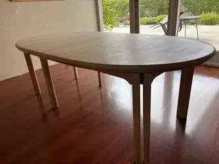 Spisebord i sæbebehandlet bøg