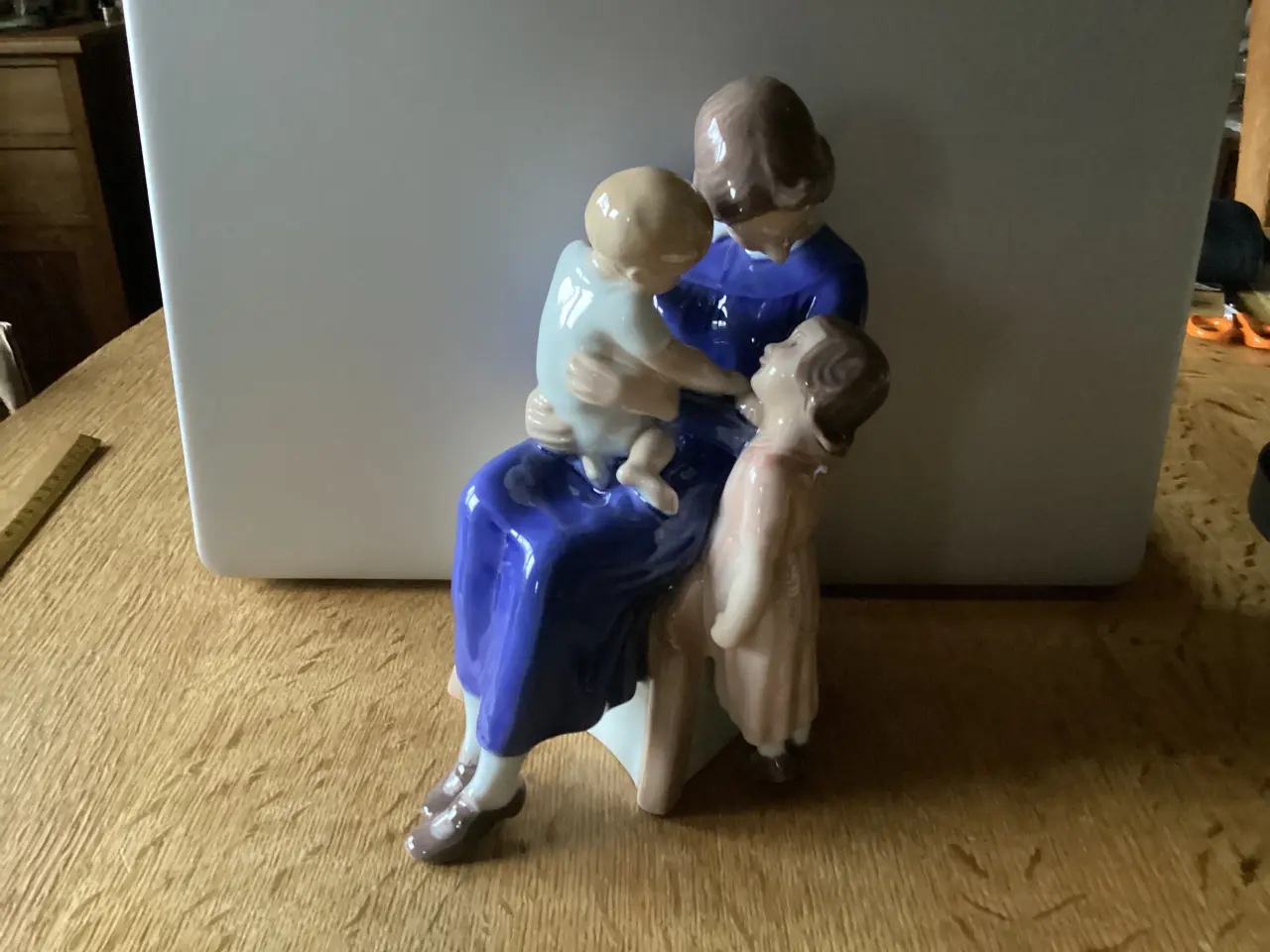 Billede 1 - Siddende mor med 2 børn