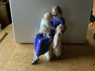 Siddende mor med 2 børn