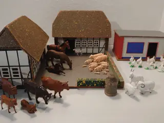 Velholdt træ bondegård med 40 dele inkl Lego junge