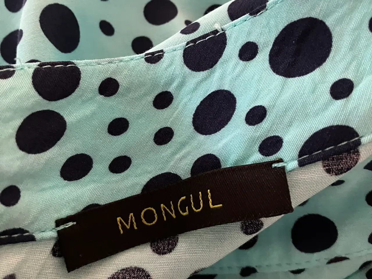 Billede 4 - Bluse fra Mongul, str L, let og med rynkedetalje