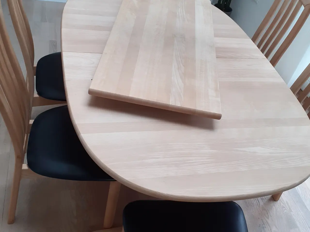 Billede 2 - Spisebord med 6 stk stole. 