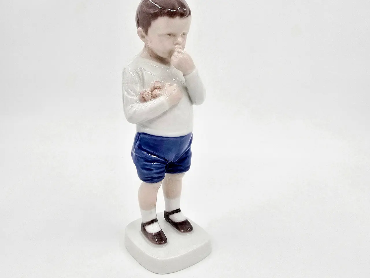 Billede 1 - B & G Figur Peter Med Æbler nr. 1696. Sortering 1