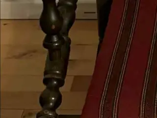 Klassisk lænestol i herregårdsstil med rødstribet