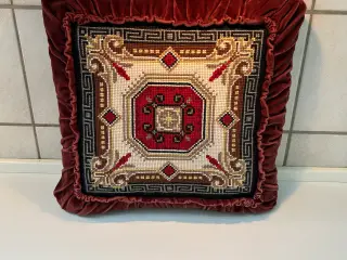 Vintage sofapude broderet med velour bagstykke