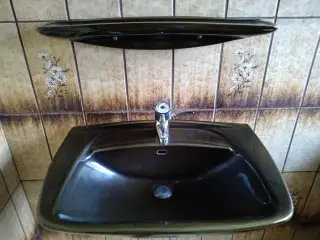 Toilet, håndvask og hylde
