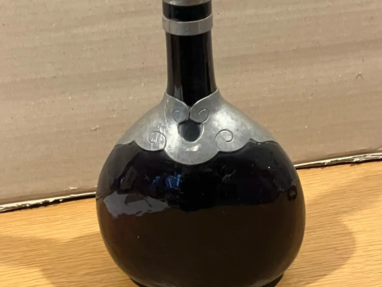 Billede 1 - Ældre karaffel i rødt glas med tinkrave og prop